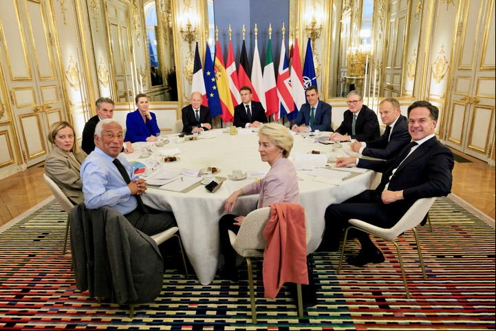 Los principales líderes europeos, como el canciller alemán, Olaf Scholz; el presidente del Gobierno español, Pedro Sánchez (c-d); y los primeros ministros de Países Bajos, Dick Schoof; de Polonia, Donald Tusk, y de Italia, Giorgia Meloni, Macron, además de los máximos representantes de la UE y de la OTAN, reunidos en París en una cumbre informal el 17 de febrero de 2025.
Foto: EFE/ Pool Moncloa