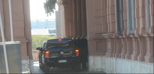 El Gobierno dice que Javier Milei fue “estafado” por los traders, evalúa denunciarlos y descarta cambios