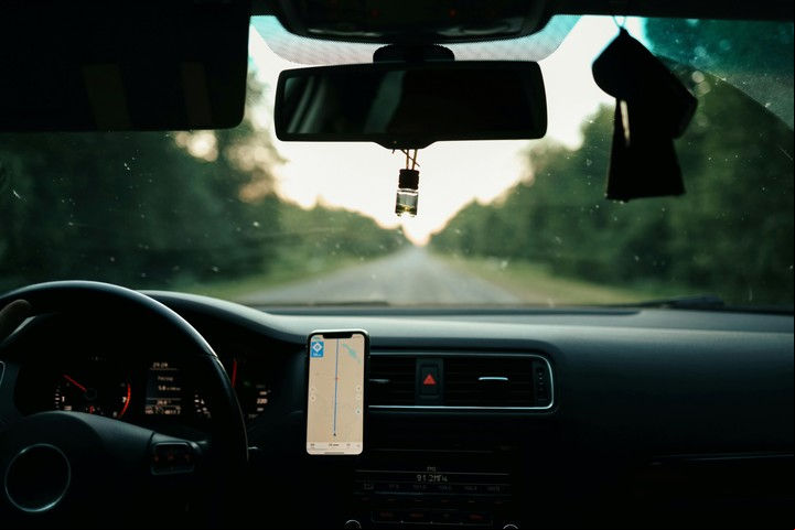 Un soporte para celular permite manejar con mayor comodidad y sin distracciones. Foto: Pexels.