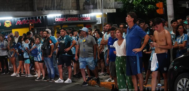 Cómo volver de la cancha cuando el partido termina a medianoche, escasean los colectivos y ya no hay trenes: ¿quién piensa en el hincha?