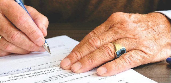 Qué revela de tu personalidad firmar con iniciales, según la grafología