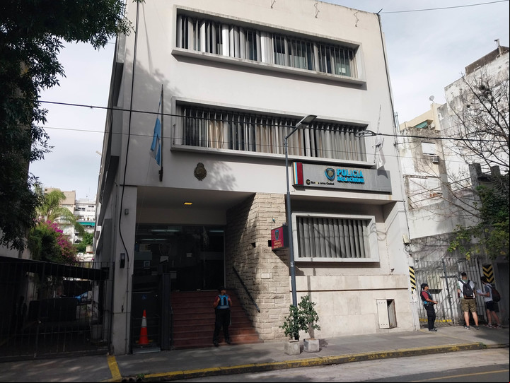 El martes también hubo una quema de colchones en la Comisaría 13 de Belgrano. Foto Fernando de la Orden