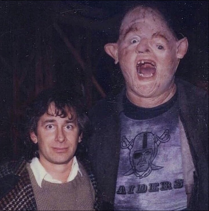 Spielberg y Sloth. Se dice que no sólo produjo, sino que también dirigió escenas y hasta coeditó el filme.