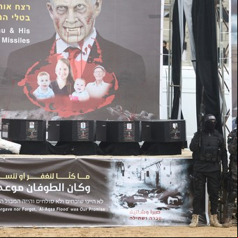 Hamas entregó los cuerpos de la familia argentina Bibas en un siniestro show de propaganda contra Israel