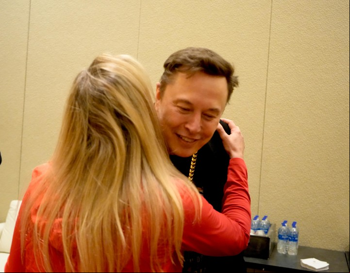 Karina MIlei saluda a Elon Musk, en su visita al hotel donde se aloja la delegación argentina.