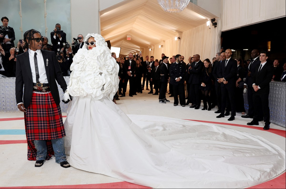 Rihanna y A$AP Rocky posaban juntos durante la Met Gala en 2023, la edición que homenajeaba al diseñador y referente de moda, Karl Lagerfeld. Foto: REUTERS/Andrew Kelly