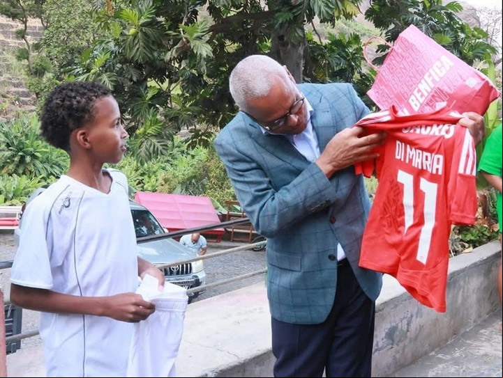 El presidente de Cabo Verde, José Maria Neves, le entrega la camiseta al niño.