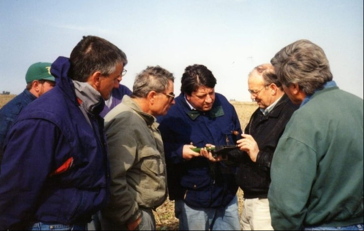 De Izquierda a derecha. Ing Nicolás Milatich, Carlos Pierobon, el Dr John Baker y el colega Rogelio Fogante. En el campo de Roberto, con motivo de la visita de Baker de la Universidad de Massey, Nueva Zelanda especialista mundial en desarrollo de sembradoras para Siembra Directa. El Dr. John Baker creó el Sistema Cross Slot para Siembra Directa. Año 1995.