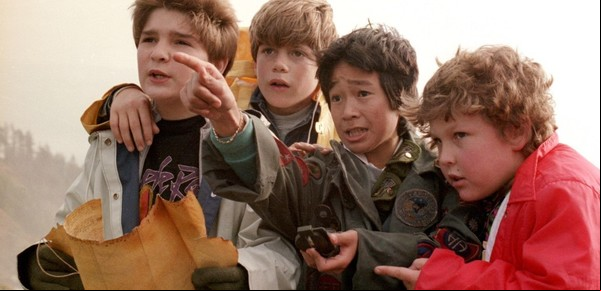 Ahora que harán la secuela de Los Goonies, los guiños de la película a Gremlins, Volver al futuro y más