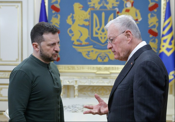 El presidente ucraniano Volodimir Zelenski y el enviado presidencial especial de Estados Unidos para Rusia y Ucrania, Keith Kellogg, en una reunión en Kiev. Foto EFE