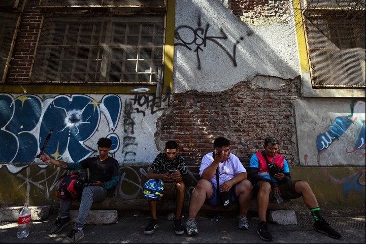 Una parte del grupo de repartidores se sienta a descansar, luego de una semana en la que recuperaron dos motos de dos asentamientos.
Foto Mariana Nedelcu