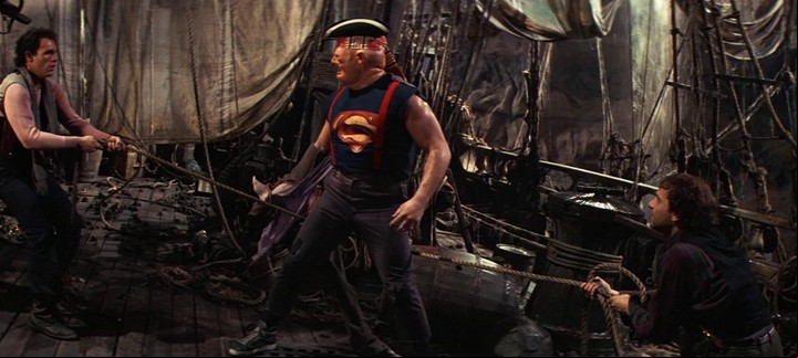 Sloth (John Matuszak), con la camiseta de Superman, en un guiño al realizador Richard Donner, que la dirigió.