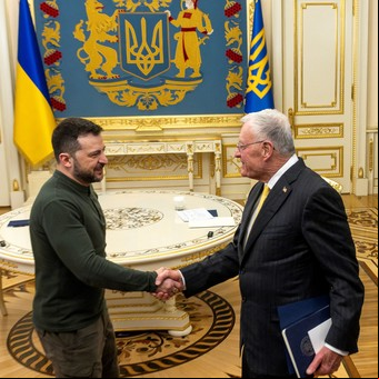Tras las furiosas críticas de Donald Trump, el enviado de Estados Unidos a Ucrania ahora elogia a Volodimir Zelenski  