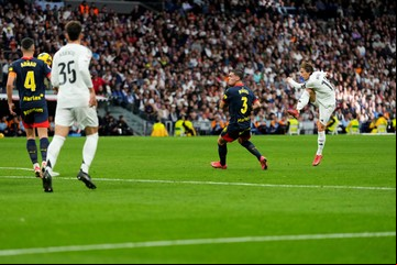 Real Madrid le ganó al Girona y alcanzó al Barcelona en la cima de LaLiga, la tarde en que el Bernabéu fue testigo de un golazo de Luka Modric