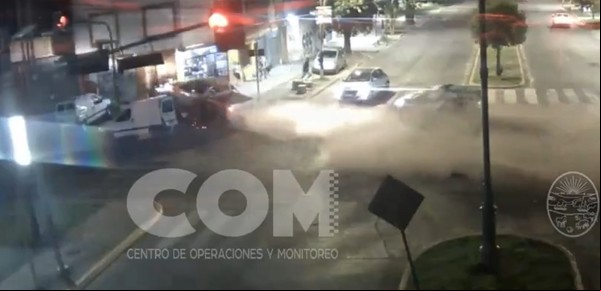 Video: manejaba alcoholizado, se estrelló contra el frente de un comercio e hirió de gravedad a un kiosquero