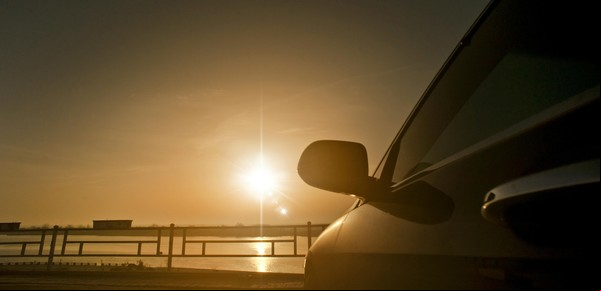 "No hay que hacerlo ni con las ventanillas abiertas": qué puede pasarte si te quedás dentro del auto cuando hace mucho calor, aunque esté a la sombra