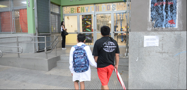 Desconcierto de algunos padres en el inicio de clases y la Ciudad dice que la adhesión al paro fue baja