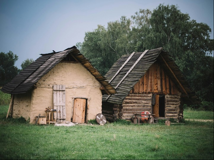 En la Edad Media las viviendas estaban hechas de materiales básicos, como madera y barro. Foto: Unsplash.