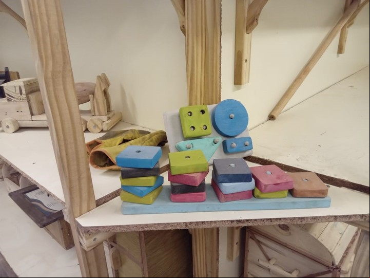 Materiales pedagógicos fabricados en centros penitenciarios para la asociación.