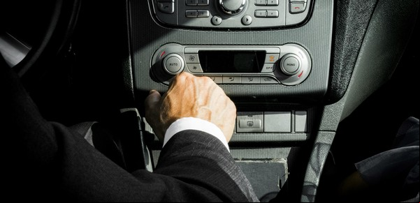 Para ahorrar nafta en el auto: ¿conviene usar el aire acondicionado o bajar las ventanillas ante el calor extremo?