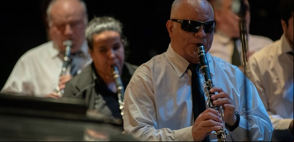 Una orquesta y un coro con armonías en Braille