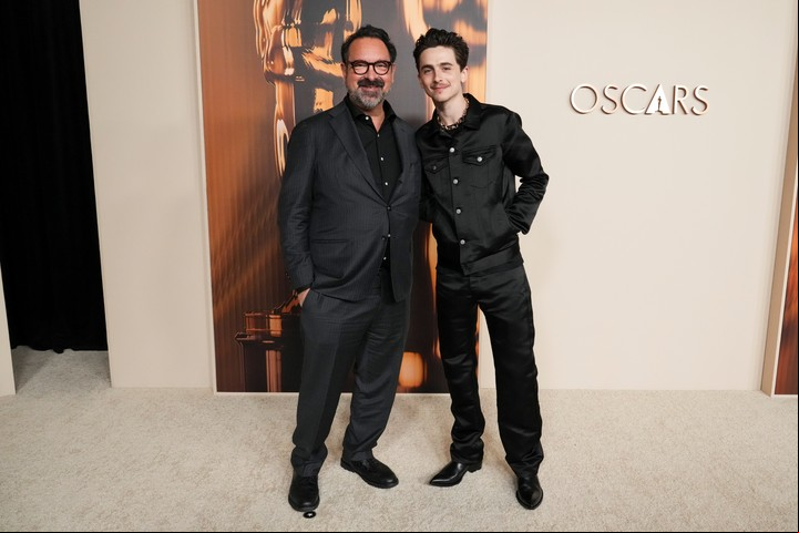 Ayer nomás, James Mangold llega con Timothée Chalamet a la Cena de los nominados al Oscar, en el Academy Museum of Motion Pictures en Los Angeles. Foto AP