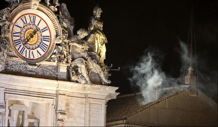 La fumata blanca que surgió de la chimenea de la Capilla Sixtina en la segunda jornada de Cónclave 13 de marzo de 2013. Foto: EFE