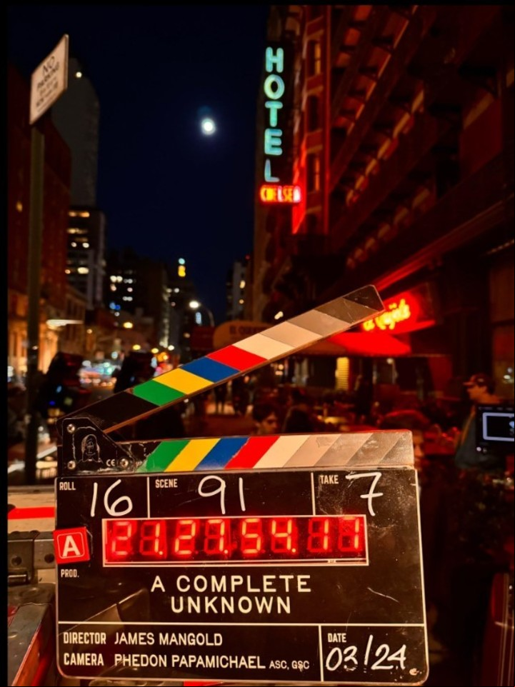 Frente al mítico hotel Chelsea, en Manhattan, la claqueta de la película. Foto: James Mangold
