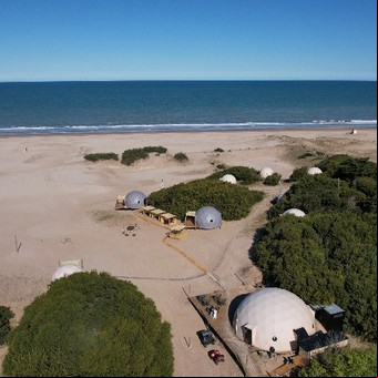 Cómo es el primer glamping de lujo en una playa de la Costa Atlántica y cuánto cuesta una escapada en marzo