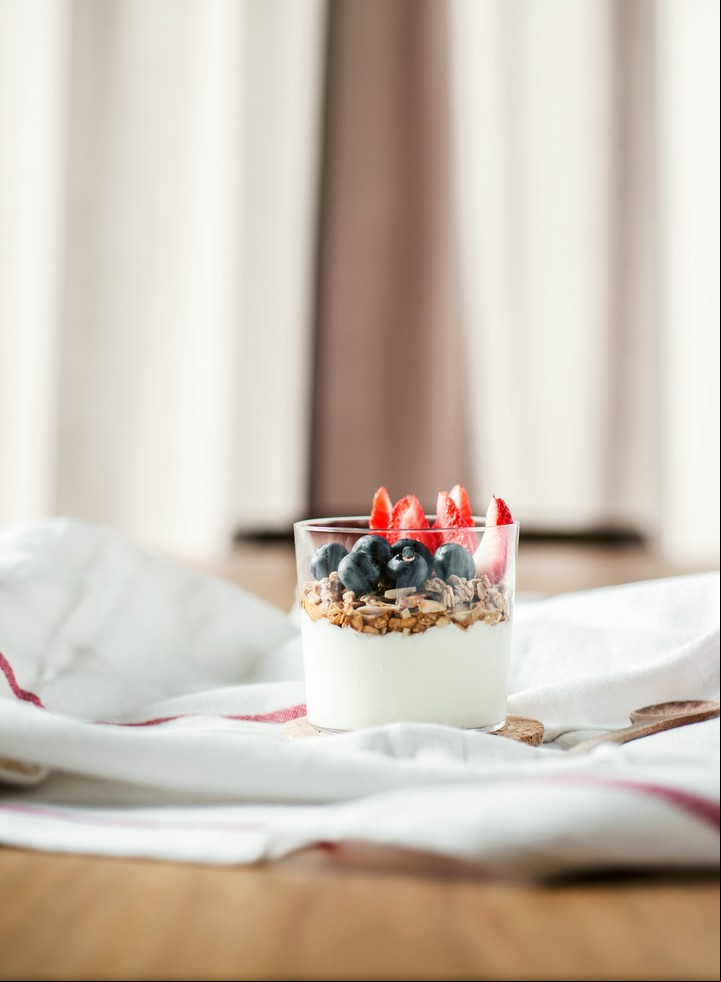 La proteína del yogur griego ayuda en la regeneración celular y en la reparación del revestimiento intestinal.
Foto: Unsplash.