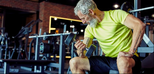 ¿Levantar pesas puede reducir la edad biológica? Los sorprendentes resultados de este estudio