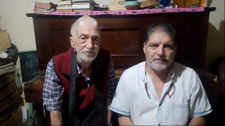 Fasuolo junto a su alumno y amigo entrañable Carlos Cuenca, una especie de "mánager" del bandoneonista.