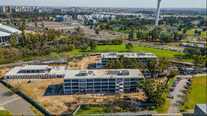 Una panorámica del Parque Olímpico, en Villa Soldati. A la derecha, la Torre de la Ciudad. Foto Secretaría Deportes GCBA