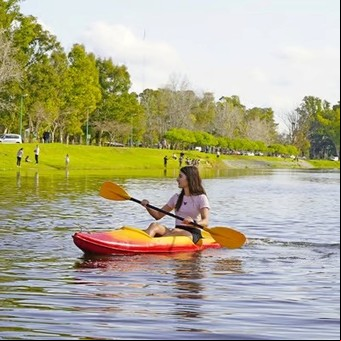 A solo dos horas de CABA: el pueblito con río, aguas termales y un bosque de cuento