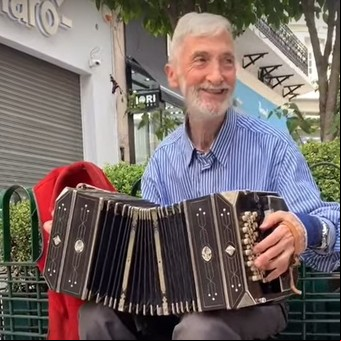 Tiene 85 años y le pusieron una pistola en el pecho para robarle el bandoneón a metros del Obelisco: "Era mi compañero de vida"