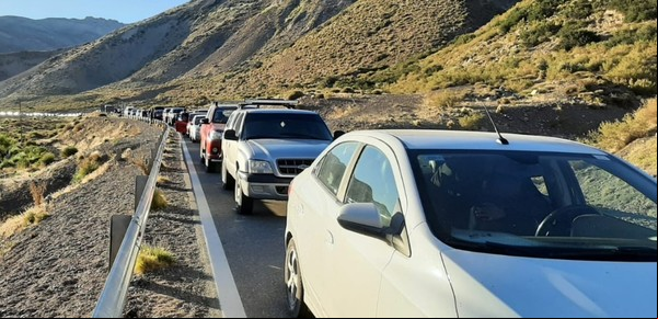 Éxodo de Semana Santa: demoras en la frontera y 5 kilómetros de cola de autos para cruzar a Chile
