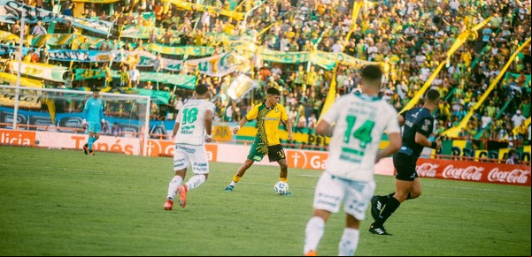 Aldosivi moldeaba su primer triunfo pero Sarmiento se recuperó en un primer tiempo de locos y se llevó un punto de Mar del Plata