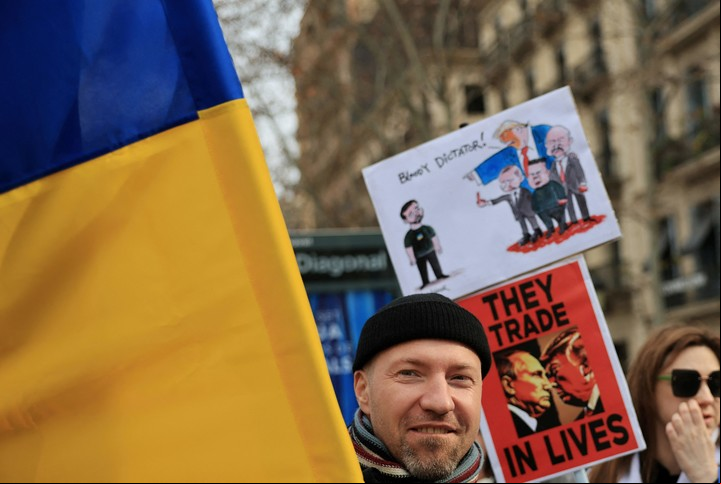 Manifestantes en Londres muestran su apoyo a Volodimir Zelenski, tras su pelea con Donald Trump. Foto. REUTERS