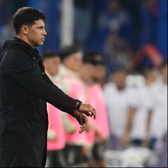 Vélez perdió con Huracán y Sebastián Domínguez negoció su salida en el vestuario, tras su sexta derrota en el Torneo Apertura