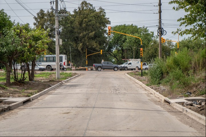 La calle Richieri fue reparada en su intersección con la Ruta 24. Por ella suelen circular camiones, y es una de las entradas a los barrios de Cuartel V.
