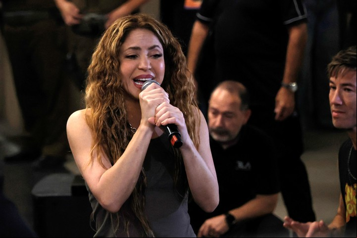 Shakira canta a sus seguidores frente al Hotel Mandarin, donde se alojaba tras la cancelación de sus dos conciertos en Santiago de Chile. Foto EFE