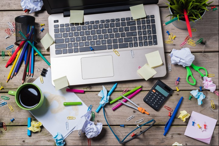 Procura que tu área de trabajo, grande o chica, esté ordenada. Así no desviás energía vital de tus actividades. Foto: ilustración Shutterstock