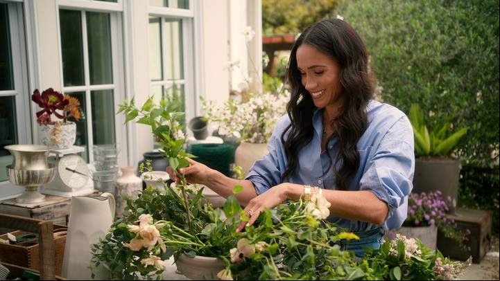 Meghan Markle brinda tips de jardinería y cocina en su reality. Foto: Netflix