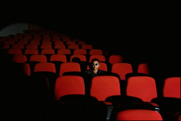 Se indignó por 30 minutos de publicidad en un cine y demandó a la empresa: cuánto dinero recibió a cambio
