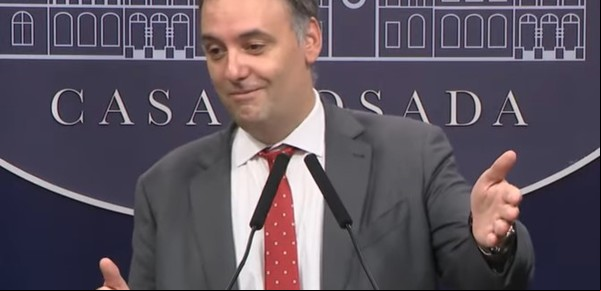 Botón muteador y un Gran Hermano periodístico: el plan de Manuel Adorni para implementar en las conferencias de prensa