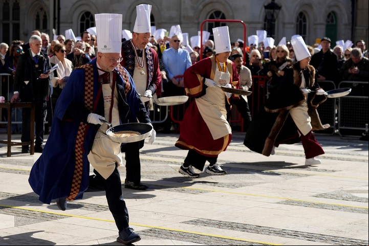 Recorrieron una plaza del centro de Londres con una sartén en mano y un panqueque, ante miles de aficionados (AP).