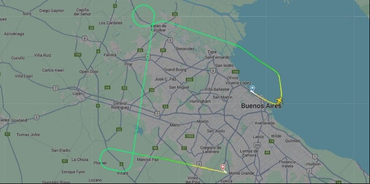 La trayectoria del vuelo de Aerolíneas que despegó de Aeroparque, se declaró en emergencia y aterrizó en Ezeiza. Foto Flight Radar