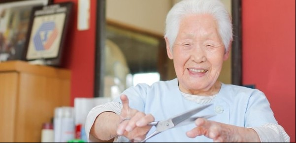 Una japonesa de 108 años es la peluquera en actividad de mayor edad en el mundo