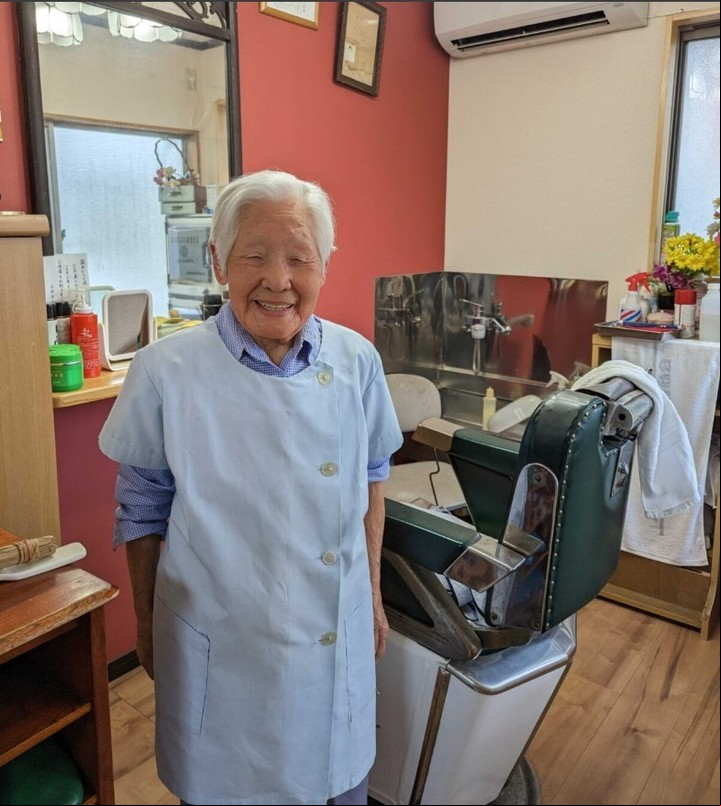 En 1953 abrió una pequeña barbería de un asiento, llamada Riyo Hakoishi, que se ha mantenido más de 70 años (Guinness World Records).