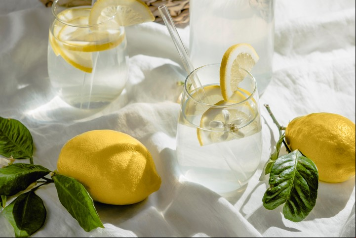 Una solución de limón y agua demostró ser efectiva para reducir la formación de placa dental y sarro, según estudios recientes. Foto: Freepik.